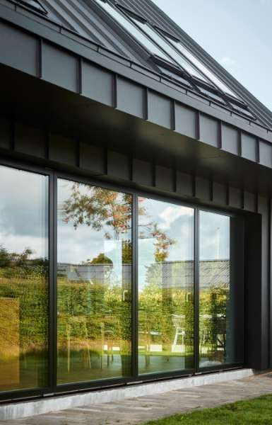 Red-brick house from the 1970s “repackaged” in steel profiles, Bakkelyparken 37, 8680 Ry